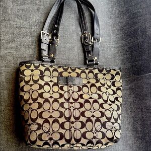 Coach - F13077 - Black and Tan Signature Tote